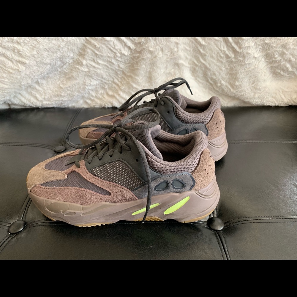 YEEZY 700’s Mauve Like-New!